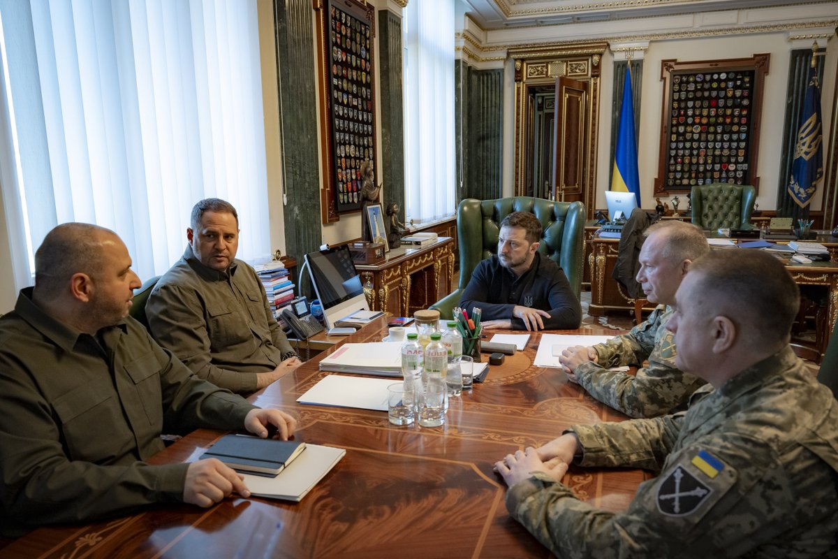 Провели нараду з міністром оборони Рустемом Умєровим, Головкомом Олександром Сирським та начальником Генштабу Анатолієм Баргилевичем. Передусім – фронт. Наші військові завдання та кроки на найближчу перспективу й усе, що потрібно для ефективності дій наших воїнів на передовій: