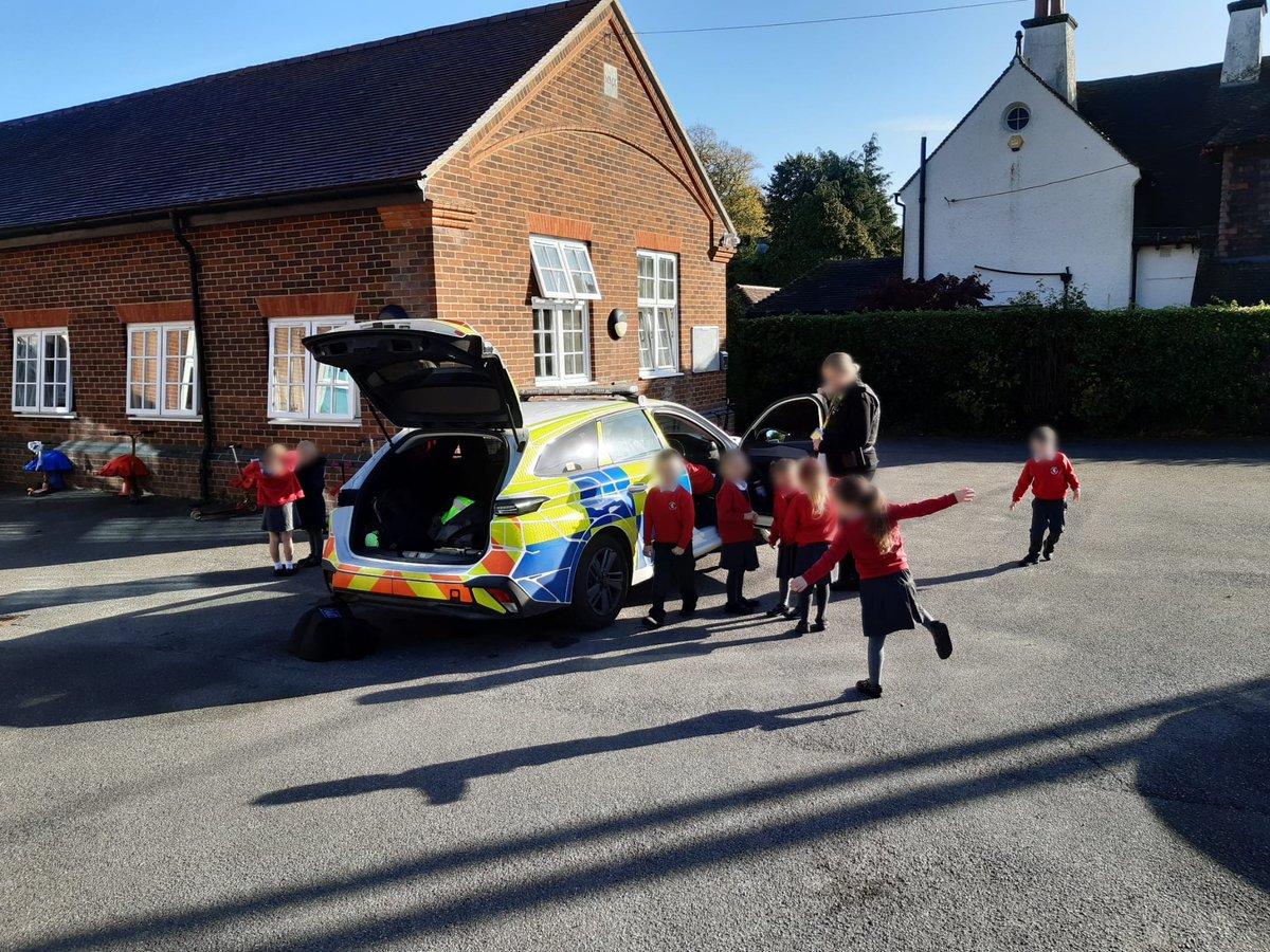 KentPolice7oaks's tweet photo. #Swanley #NeighbourhoodTaskForce attended #Crockenhill #PrimarySchool last week. Reception class were learning about ‘People Who Help Us’ and were lucky to sit in the police vehicle and try on equipment. ^TB https://t.co/G7mfQ03F5z