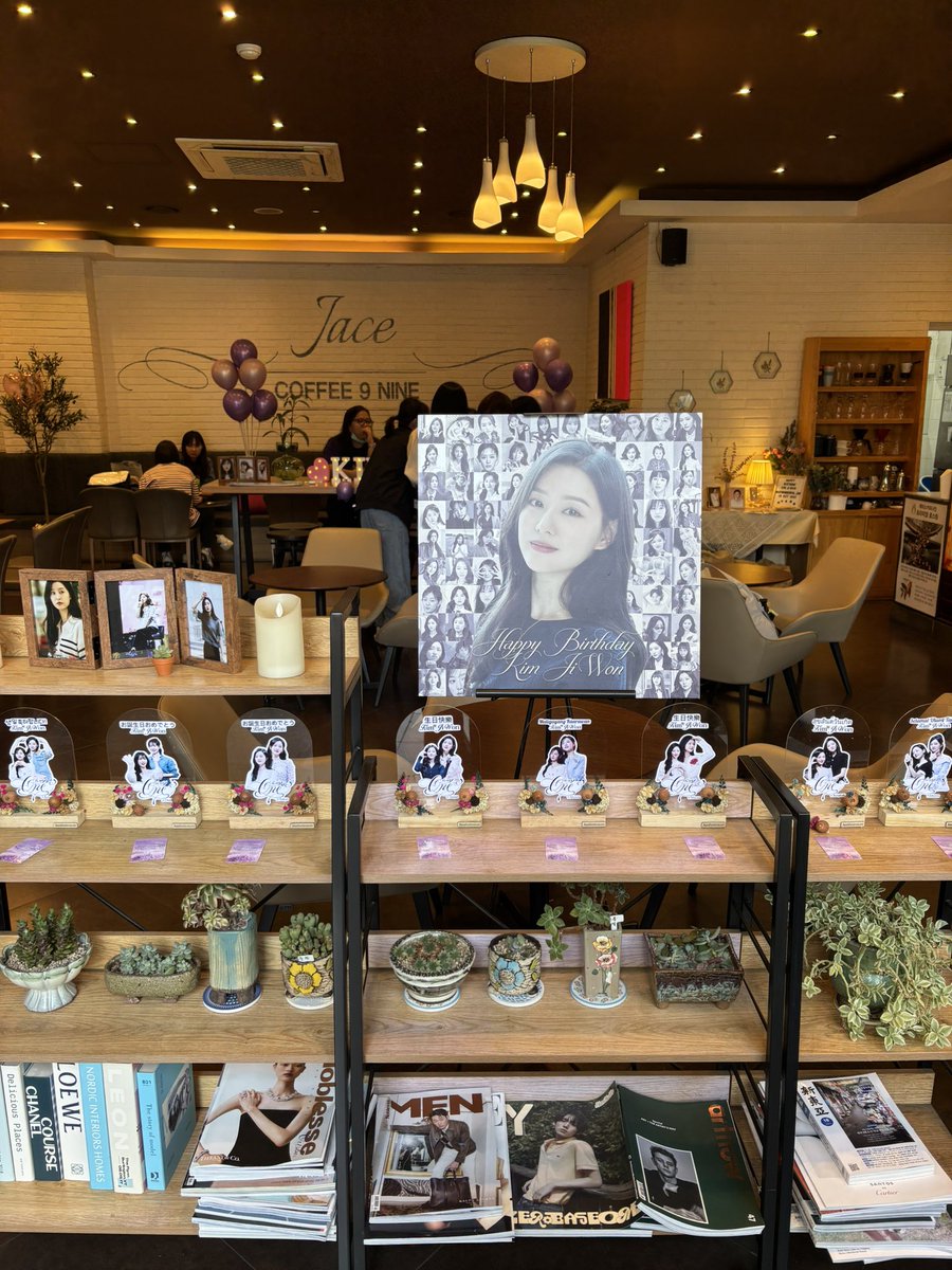 20241020 제이스커피나인 학동점 - 들어가자마자 카페 크기가 엄청 커서 놀랐던 카페! 주문하고 가서 퀴즈맞추기 하는데 다들 너무 친절하셔서 영어를 잘 못하지만 열심히 퀴즈 맞출 수 있었어요 이렇게 크고 예쁜 카페 준비해주신 인도네시아 팬분들 감사합니다

#GEEWONderful_Day