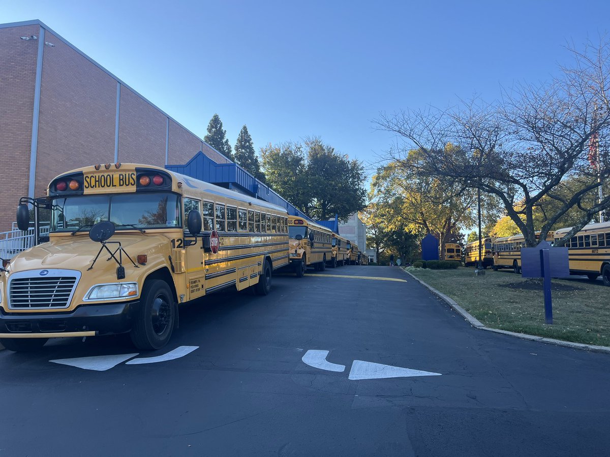 LSCHS_Mission's tweet photo. Busses headed out for our annual Freshmen Branch Out Day. It’s a wonderful opportunity for our newest Explorers and dads to make a difference in the community.  
#LeaveToServe https://t.co/dFb8mBetSF