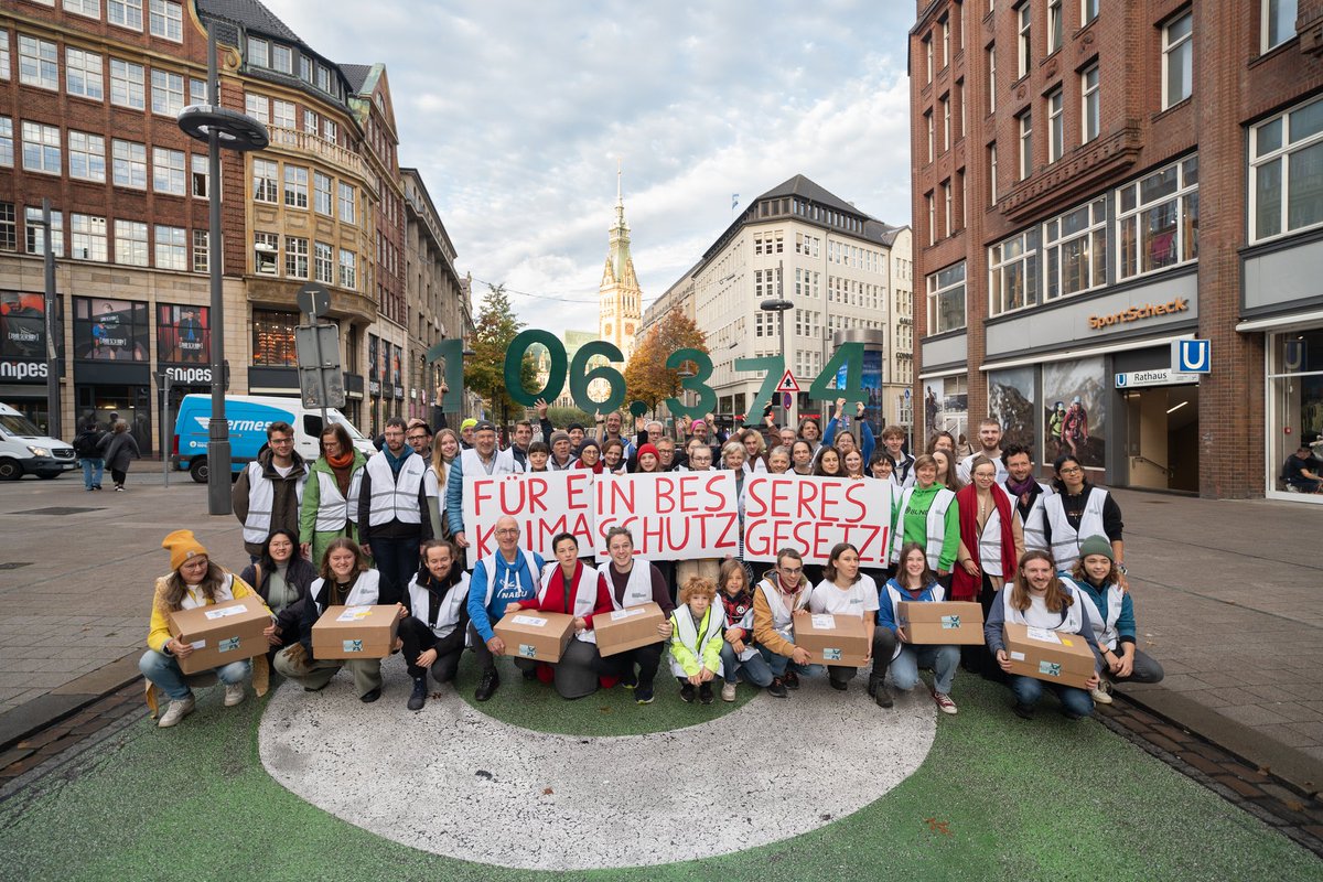 Der Hamburger Zukunftsentscheid hat einfach 106.374 Unterschriften gesammelt &amp; damit das Volksbegehren für ein besseres Hamburger Klimaschutzgesetz geschafft 🥳🥳
2025 ist also der Weg frei für eine sozialgerechte Abstimmung zur Klimapolitik auf Landesebene!
