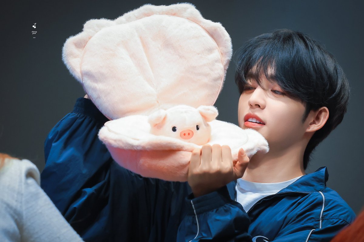 Cherrypick0808's tweet photo. 241019 BDM 팬싸

짱～～🐷

#에스쿱스 #SCOUPS #승철 #최승철 
#세븐틴 #SEVENTEEN 
@pledis_17 https://t.co/7z96RlXD3v