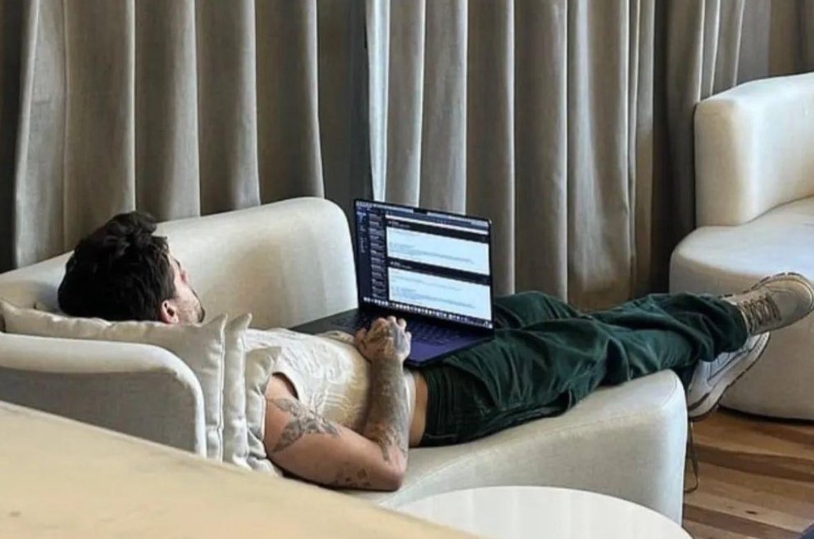 CadenaSeCom's tweet photo. 🇬🇧🇦🇷 | La familia de #LiamPayne culpa al hotel de su muerte y señala homicidio.
Los familiares de Liam Payne están seguros de que el cantante no se suicidó y piden a la policía que investiguen más a fondo.
La familia más cercana de Liam, según el Daily Mail, piensa que si los empleados del hotel hubieran llamado a una ambulancia cuando Liam se desplomó en el suelo del vestíbulo y no haber esperado hasta que se encontrara solo en su habitación, aún seguiría vivo.
"Liam no tenía que morir. Liam no quería morir [... ] Él estaba mirando hacia el futuro. Si alguien hubiera llamado a una ambulancia cuando se derrumbó en el vestíbulo del hotel en lugar de llevarlo de vuelta a su habitación y dejarlo allí solo, en un estado psicótico, todavía estaría con nosotros", afirmaba la fuente al Daily Mail.