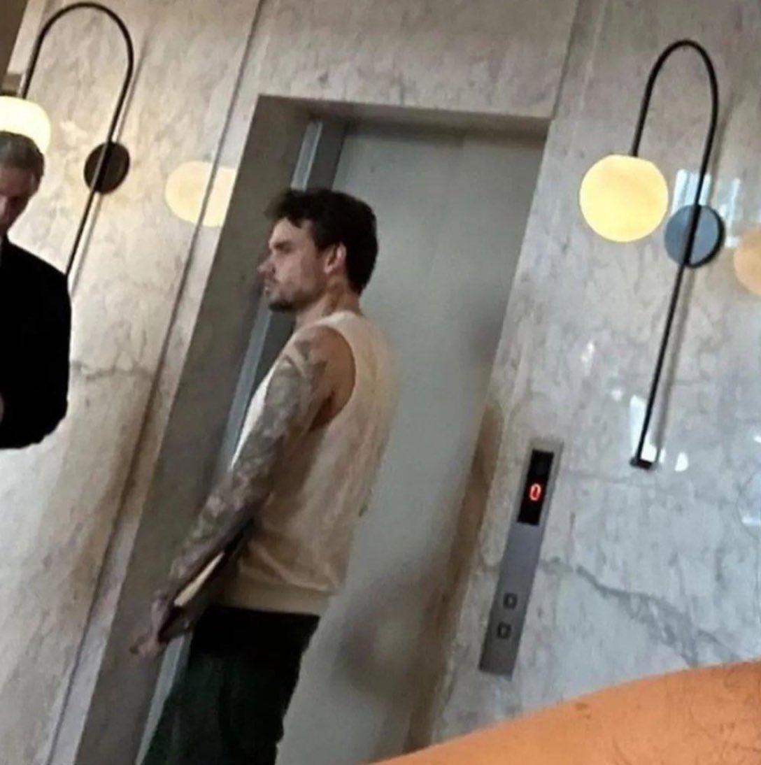 CadenaSeCom's tweet photo. 🇬🇧🇦🇷 | La familia de #LiamPayne culpa al hotel de su muerte y señala homicidio.
Los familiares de Liam Payne están seguros de que el cantante no se suicidó y piden a la policía que investiguen más a fondo.
La familia más cercana de Liam, según el Daily Mail, piensa que si los empleados del hotel hubieran llamado a una ambulancia cuando Liam se desplomó en el suelo del vestíbulo y no haber esperado hasta que se encontrara solo en su habitación, aún seguiría vivo.
"Liam no tenía que morir. Liam no quería morir [... ] Él estaba mirando hacia el futuro. Si alguien hubiera llamado a una ambulancia cuando se derrumbó en el vestíbulo del hotel en lugar de llevarlo de vuelta a su habitación y dejarlo allí solo, en un estado psicótico, todavía estaría con nosotros", afirmaba la fuente al Daily Mail.