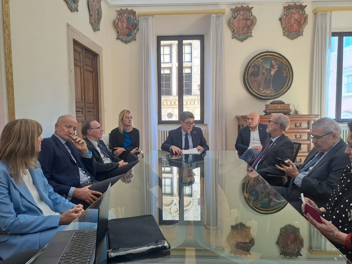 Andrea Pisaneschi e Giammaria Milani hanno partecipato oggi alla delegazione <a href="/unisiena/">Università di Siena</a> che ha incontrato il Presidente del Parlamento Latinoamericano e dei Caraibi, Rolando Gonzàlez Patricio, e il Coordinatore Tecnico del Parlamento, Alfredo Jimenez Barros
#unisi #Latinoamérica