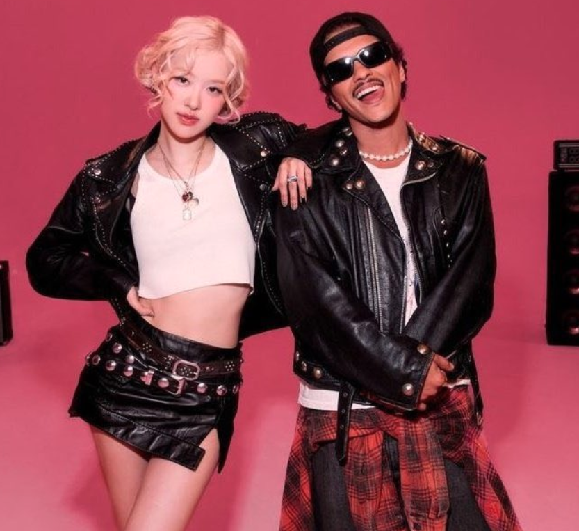 AboutMusicYT's tweet photo. 'APT.' by Rosé and Bruno Mars is now on pace to debut inside the top 10 of Billboard HOT 100 (via talkofthecharts). https://t.co/3MVcnVs45g