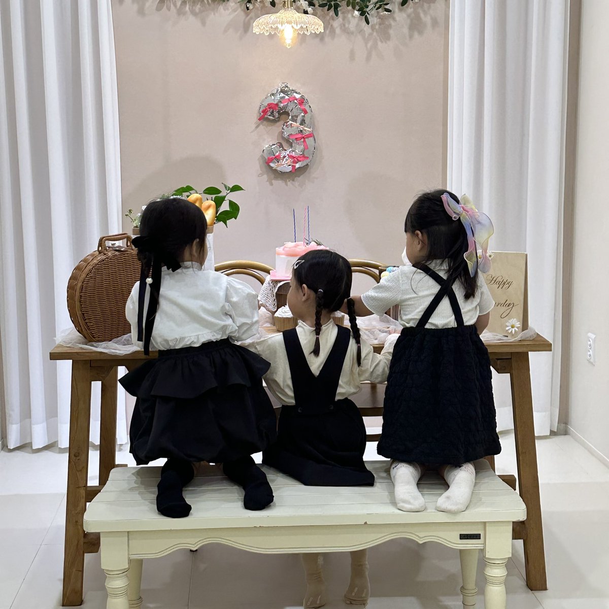 Rarirurerorooo's tweet photo. 今年もみんなで3歳のお誕生日のお祝い🎂

去年はドレスコード白🤍だったから
今年は白×黒で少しお姉さんに🫶🏻

これからもずっと仲良く
成長していってね👧🏻👧🏻👧🏻🩷

📍공간단비  워터파티룸 https://t.co/eNaCVLWrYR