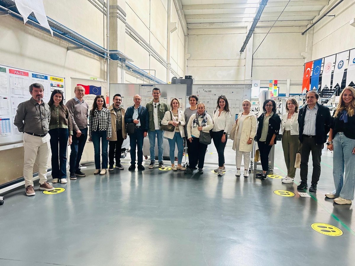 Odamız Sanayi Müdürlüğü çalışanları, Yetkinlik ve Dijital Dönüşüm Merkezi İzmir Model Fabrika'yı ziyaret etti. Gerçekleştirilen ziyarette model fabrika çalışmaları hakkında bilgi paylaşımında bulunuldu.