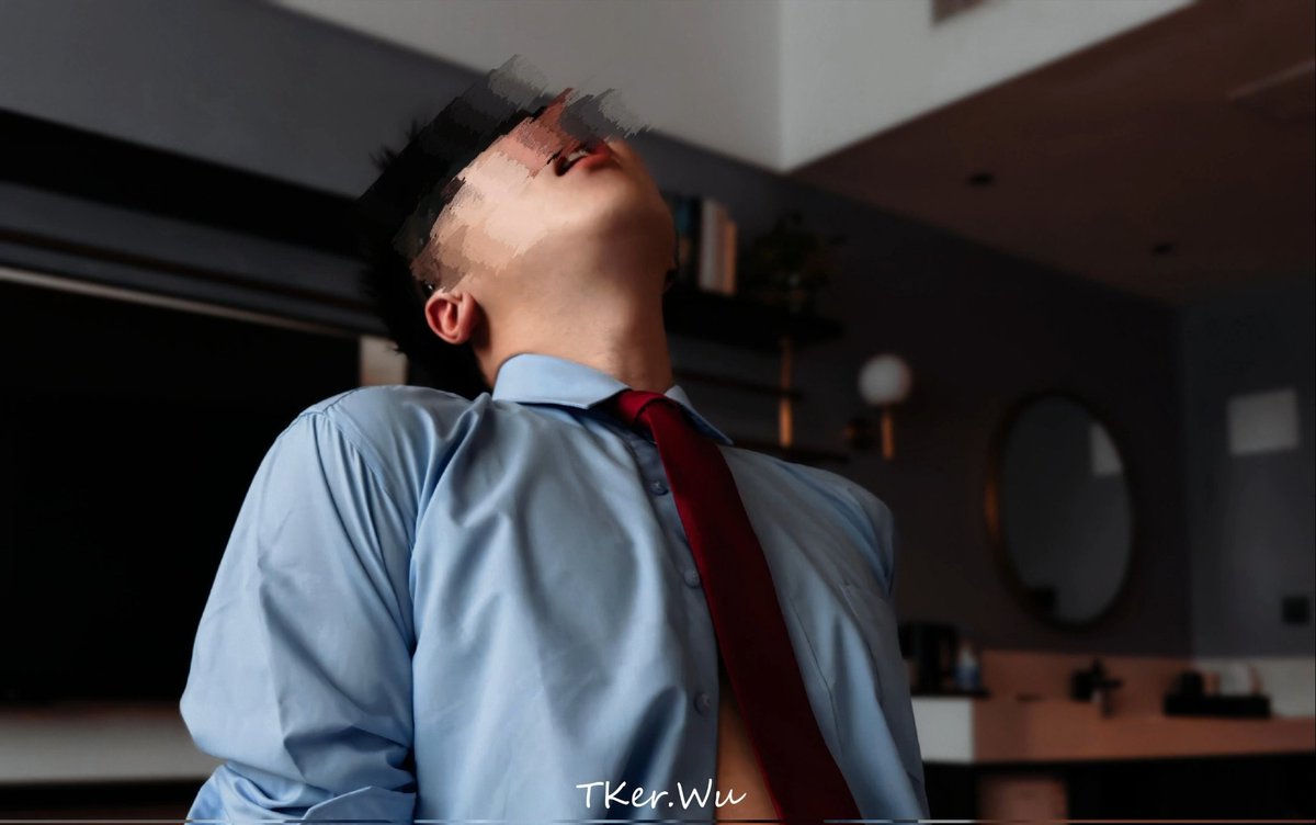 最脆弱的两处部位
昂首展露一处
被把握住另一处