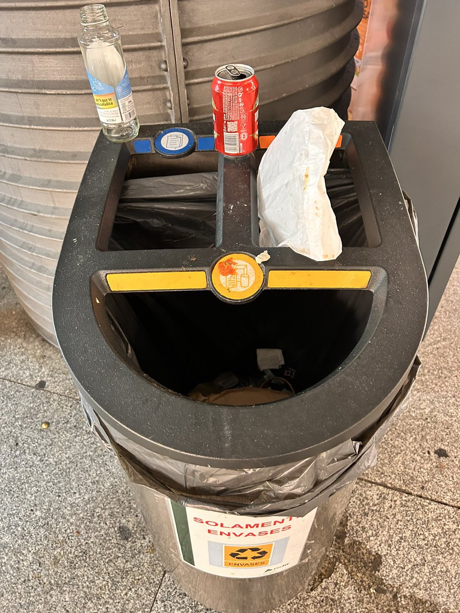 g_lls's tweet photo. Fascinante la tecnología utilizada por @Adif_es en la estación de Atocha. Bolsas que identifican y reciclan la basura por sí solas. Luego decimos que en España no se recicla https://t.co/WqLWia2mfu