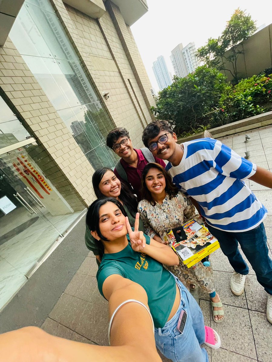 Social_dp_'s tweet photo. Perks of being an SDPian
Shoot bhi, fun bhi, Pizza bhi 😎🍕

#BehindTheScenes #ShootDay #AgencyLife https://t.co/7OjTPFG1d0