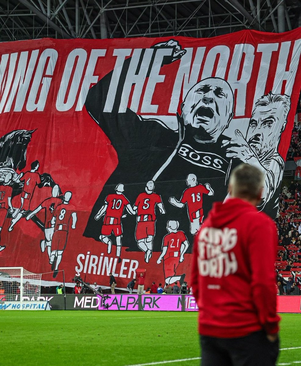 Şu karenin bi tık üstü yok mesela.