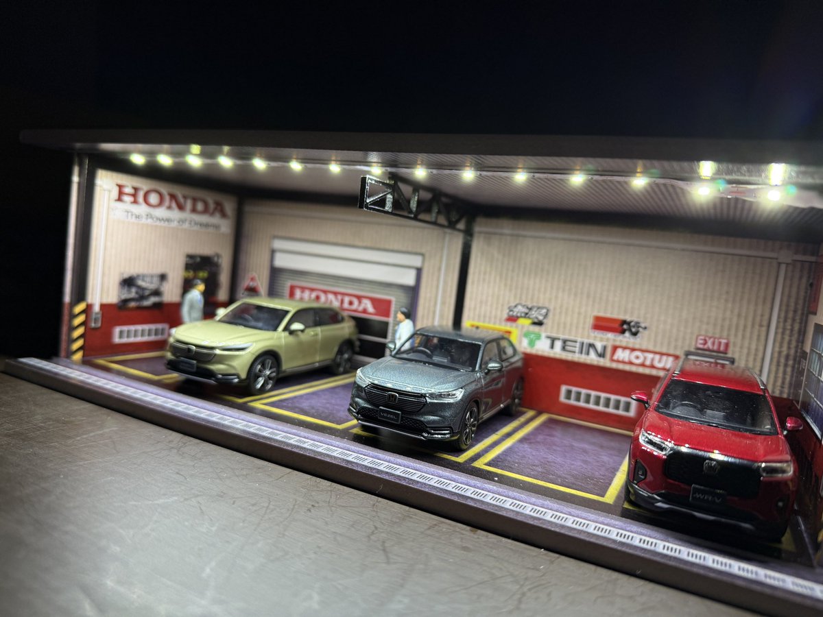 OyaG_CarLife's tweet photo. 前から気になっていたG-FANSのホンダガレージが届きました！

トミカなどの1/64スケール向けらしいけどミニカー部員のヴェゼルもなんとかいける気がします👍

#ヴェゼルミニカー部 #hj43 #GFANS 
#トミカ #Honda https://t.co/Ychaz5U24N