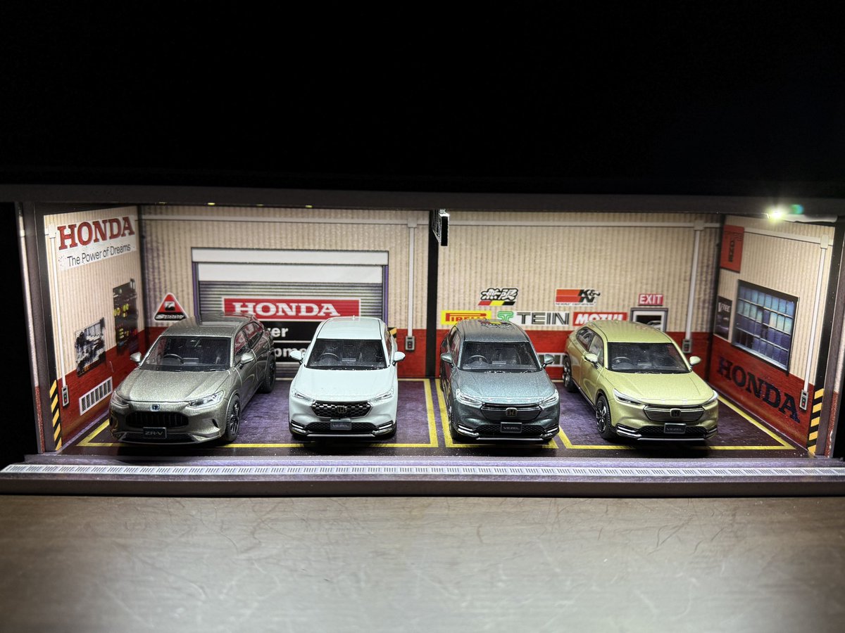 OyaG_CarLife's tweet photo. 前から気になっていたG-FANSのホンダガレージが届きました！

トミカなどの1/64スケール向けらしいけどミニカー部員のヴェゼルもなんとかいける気がします👍

#ヴェゼルミニカー部 #hj43 #GFANS 
#トミカ #Honda https://t.co/Ychaz5U24N