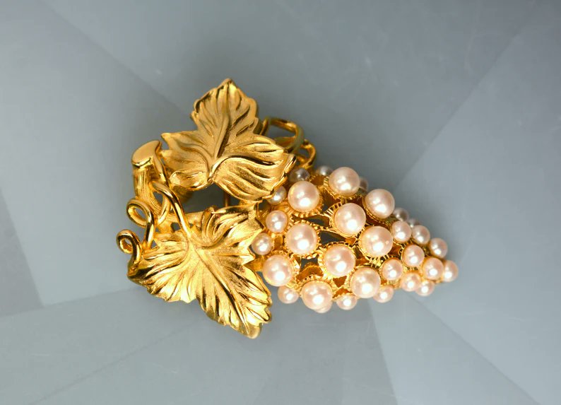 GESRAY1's tweet photo. https://t.co/h69Uv2M7Cp MFA Vintage Museum of Fine Arts Pin Brooch Pendant Grape Cluster / Grapevine / Metropolitan Museum of Art https://t.co/s27W0kLSde