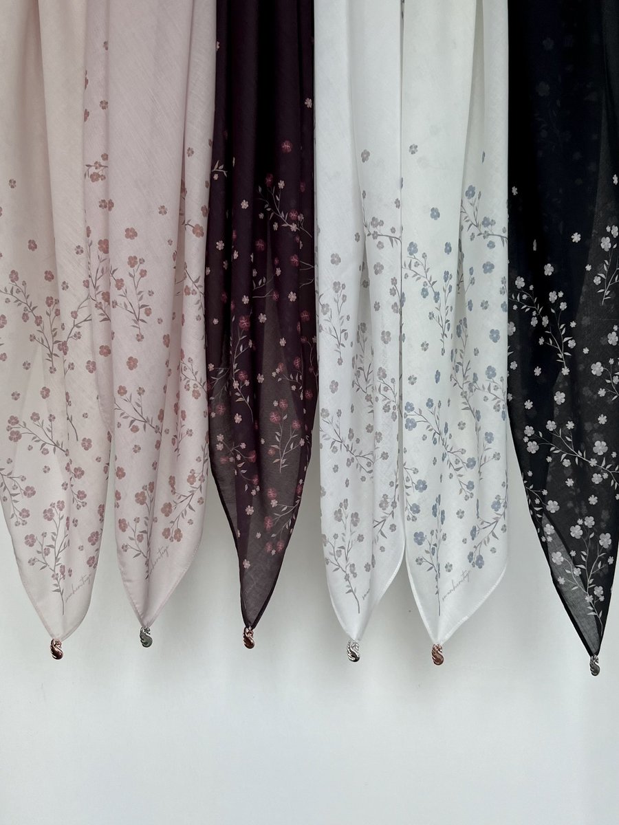 sheeqaaaa's tweet photo. POV: you found a perfect printed hijab for Pasar Seni date 𐙚⋆°｡⋆♡ — thread https://t.co/0c0k7wLN7t