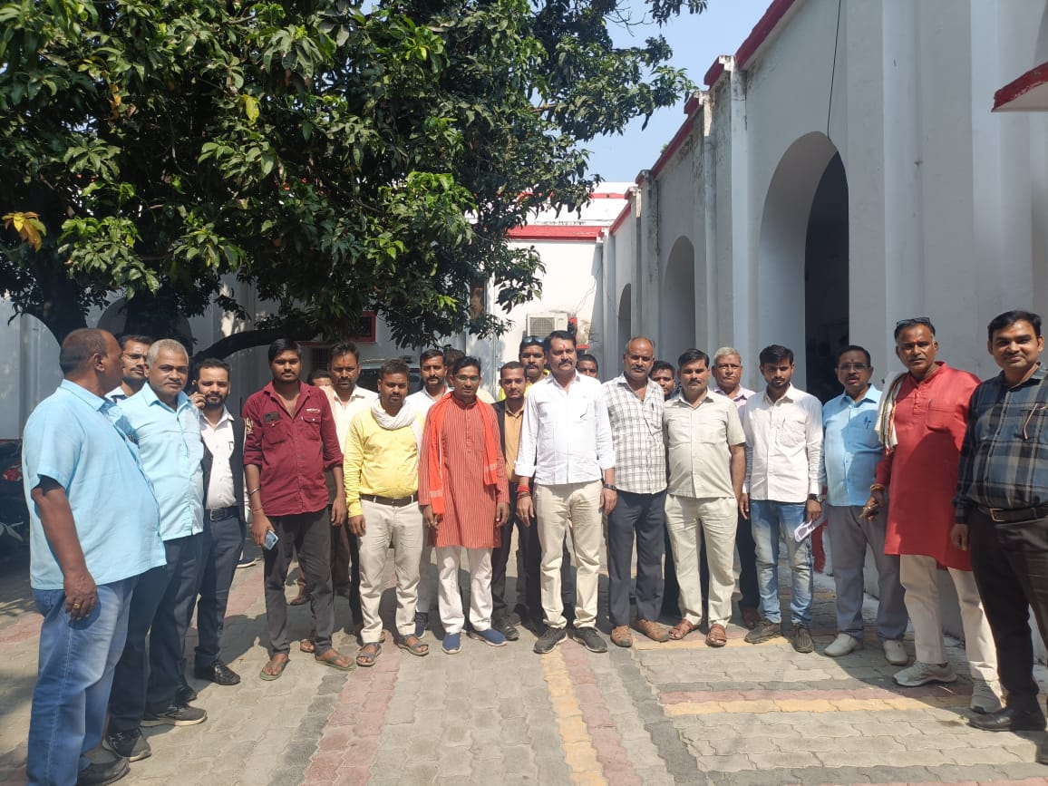 ABBEPJAGAT's tweet photo. ब्राह्मणों के उत्पीड़न पर @abbepbahraich ने  ज्ञापन सौंपकर न्याय की मांग की।
@ABBEP_UPMEDIA
बहराइच में सोमवार को अखिल भारतीय ब्राह्मण एकता परिषद के द्वारा 8 सूत्रीय ज्ञापन  परिषद के #जिलाध्यक्ष पंडित दीपक त्रिवेदी ने सिटी मजिस्ट्रेट के माध्यम से शासन को भेजा है जिसमें #मृतक_राम_गोपाल_मिश्रा के परिवार को एक करोड रुपए की न्यूनतम सहायता राशि प्रदान करने और लगातार हो रही ब्राह्मण समाज के शोषण को रोकने की बात कही जिलाध्यक्ष ने बताया कि #पीड़ित_ब्राह्मण_परिवार को उचित सुरक्षा प्रदान की जाए ।पीड़ित परिवार के एक सदस्य को सरकारी नौकरी दी जाए एवं हिंदू समाज के किसी भी व्यक्ति की गिरफ्तारी बिना किसी तथ्य और प्रमाण के ना किया जाए  मीडिया से वार्ता के दौरान बताया कि महाराजगंज में हुई हिंसा में  प्रशासन का रवैया ठीक नहीं रहा प्रशासन ने अब हमारे  समाज के लोगों को भी रात्रि में दबिश देकर परेशान करना शुरू कर दिया यह कत्तई उचित नहीं है दिलीप त्रिपाठी ने बताया कि यह किस प्रकार का न्याय है क्या इसी प्रकार से एनकाउंटर किया जाता है  उदाहरण देते हुए बताया कि विकास दुबे की गाड़ी पलटा दी गई थी और एनकाउंटर कर दिया गया था वहीं उन्होंने एनकाउंटर को लेकर अतीक अहमद का उदाहरण दिया।इस दौरानकिशन मिश्र,संदीप अवस्थी ,छोटू त्रिवेदी ,सूरज त्रिपाठी ,अम्बरीष तिवारी , जनप्रिय सूरज त्रिवेदी,दिलीप त्रिपाठी ,गोपी पंडित ,नितिन मिश्र ,राहुल अवस्थी, पंडित शिव कुमार मिश्र एडवोकेट  नीरज मिश्र आदि मौजूद रहे।
अखिल भारतीय ब्राह्मण एकता परिषद बहराइच के जिला अध्यक्ष पंडित दीपक त्रिवेदी अपने पदाधिकारी एवं कार्यकर्ताओं के साथ महामहिम राजपाल महोदय को संबोधित ज्ञापन सिटी मजिस्ट्रेट बहराइच को दिया।