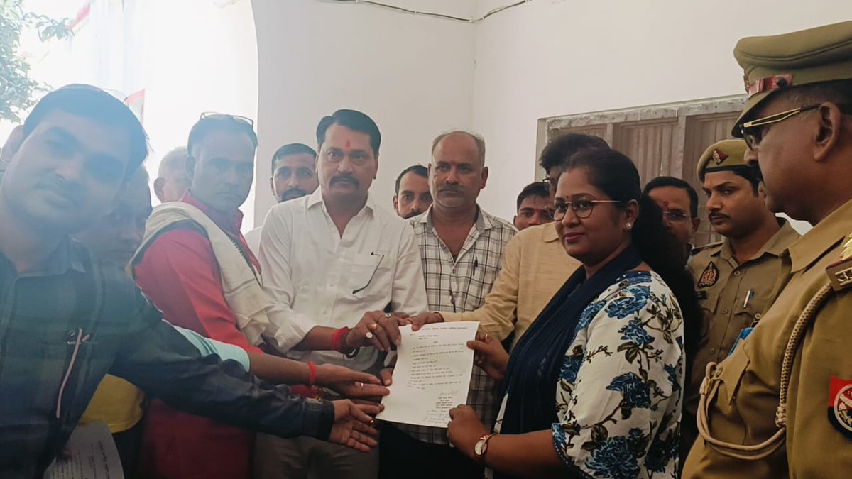 ABBEPJAGAT's tweet photo. ब्राह्मणों के उत्पीड़न पर @abbepbahraich ने  ज्ञापन सौंपकर न्याय की मांग की।
@ABBEP_UPMEDIA
बहराइच में सोमवार को अखिल भारतीय ब्राह्मण एकता परिषद के द्वारा 8 सूत्रीय ज्ञापन  परिषद के #जिलाध्यक्ष पंडित दीपक त्रिवेदी ने सिटी मजिस्ट्रेट के माध्यम से शासन को भेजा है जिसमें #मृतक_राम_गोपाल_मिश्रा के परिवार को एक करोड रुपए की न्यूनतम सहायता राशि प्रदान करने और लगातार हो रही ब्राह्मण समाज के शोषण को रोकने की बात कही जिलाध्यक्ष ने बताया कि #पीड़ित_ब्राह्मण_परिवार को उचित सुरक्षा प्रदान की जाए ।पीड़ित परिवार के एक सदस्य को सरकारी नौकरी दी जाए एवं हिंदू समाज के किसी भी व्यक्ति की गिरफ्तारी बिना किसी तथ्य और प्रमाण के ना किया जाए  मीडिया से वार्ता के दौरान बताया कि महाराजगंज में हुई हिंसा में  प्रशासन का रवैया ठीक नहीं रहा प्रशासन ने अब हमारे  समाज के लोगों को भी रात्रि में दबिश देकर परेशान करना शुरू कर दिया यह कत्तई उचित नहीं है दिलीप त्रिपाठी ने बताया कि यह किस प्रकार का न्याय है क्या इसी प्रकार से एनकाउंटर किया जाता है  उदाहरण देते हुए बताया कि विकास दुबे की गाड़ी पलटा दी गई थी और एनकाउंटर कर दिया गया था वहीं उन्होंने एनकाउंटर को लेकर अतीक अहमद का उदाहरण दिया।इस दौरानकिशन मिश्र,संदीप अवस्थी ,छोटू त्रिवेदी ,सूरज त्रिपाठी ,अम्बरीष तिवारी , जनप्रिय सूरज त्रिवेदी,दिलीप त्रिपाठी ,गोपी पंडित ,नितिन मिश्र ,राहुल अवस्थी, पंडित शिव कुमार मिश्र एडवोकेट  नीरज मिश्र आदि मौजूद रहे।
अखिल भारतीय ब्राह्मण एकता परिषद बहराइच के जिला अध्यक्ष पंडित दीपक त्रिवेदी अपने पदाधिकारी एवं कार्यकर्ताओं के साथ महामहिम राजपाल महोदय को संबोधित ज्ञापन सिटी मजिस्ट्रेट बहराइच को दिया।
