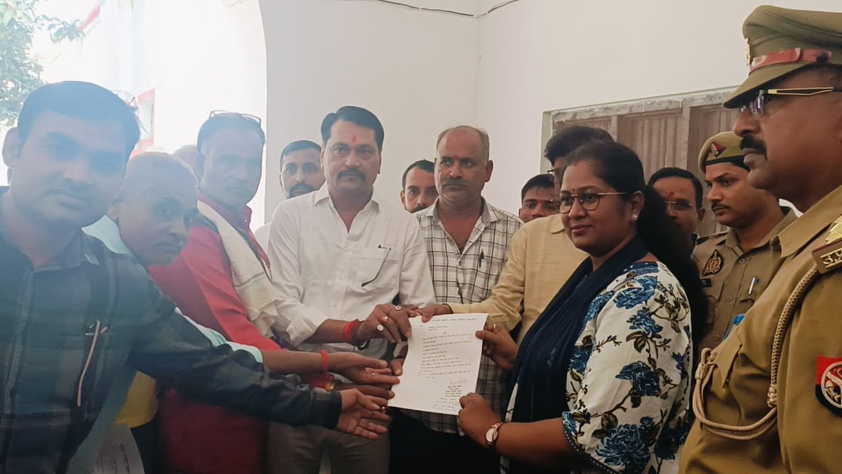 ABBEPJAGAT's tweet photo. ब्राह्मणों के उत्पीड़न पर @abbepbahraich ने  ज्ञापन सौंपकर न्याय की मांग की।
@ABBEP_UPMEDIA
बहराइच में सोमवार को अखिल भारतीय ब्राह्मण एकता परिषद के द्वारा 8 सूत्रीय ज्ञापन  परिषद के #जिलाध्यक्ष पंडित दीपक त्रिवेदी ने सिटी मजिस्ट्रेट के माध्यम से शासन को भेजा है जिसमें #मृतक_राम_गोपाल_मिश्रा के परिवार को एक करोड रुपए की न्यूनतम सहायता राशि प्रदान करने और लगातार हो रही ब्राह्मण समाज के शोषण को रोकने की बात कही जिलाध्यक्ष ने बताया कि #पीड़ित_ब्राह्मण_परिवार को उचित सुरक्षा प्रदान की जाए ।पीड़ित परिवार के एक सदस्य को सरकारी नौकरी दी जाए एवं हिंदू समाज के किसी भी व्यक्ति की गिरफ्तारी बिना किसी तथ्य और प्रमाण के ना किया जाए  मीडिया से वार्ता के दौरान बताया कि महाराजगंज में हुई हिंसा में  प्रशासन का रवैया ठीक नहीं रहा प्रशासन ने अब हमारे  समाज के लोगों को भी रात्रि में दबिश देकर परेशान करना शुरू कर दिया यह कत्तई उचित नहीं है दिलीप त्रिपाठी ने बताया कि यह किस प्रकार का न्याय है क्या इसी प्रकार से एनकाउंटर किया जाता है  उदाहरण देते हुए बताया कि विकास दुबे की गाड़ी पलटा दी गई थी और एनकाउंटर कर दिया गया था वहीं उन्होंने एनकाउंटर को लेकर अतीक अहमद का उदाहरण दिया।इस दौरानकिशन मिश्र,संदीप अवस्थी ,छोटू त्रिवेदी ,सूरज त्रिपाठी ,अम्बरीष तिवारी , जनप्रिय सूरज त्रिवेदी,दिलीप त्रिपाठी ,गोपी पंडित ,नितिन मिश्र ,राहुल अवस्थी, पंडित शिव कुमार मिश्र एडवोकेट  नीरज मिश्र आदि मौजूद रहे।
अखिल भारतीय ब्राह्मण एकता परिषद बहराइच के जिला अध्यक्ष पंडित दीपक त्रिवेदी अपने पदाधिकारी एवं कार्यकर्ताओं के साथ महामहिम राजपाल महोदय को संबोधित ज्ञापन सिटी मजिस्ट्रेट बहराइच को दिया।