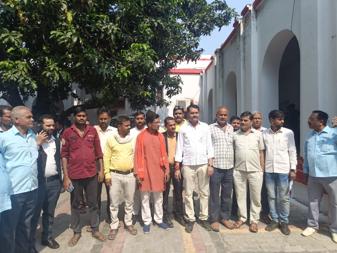 ABBEPJAGAT's tweet photo. ब्राह्मणों के उत्पीड़न पर @abbepbahraich ने  ज्ञापन सौंपकर न्याय की मांग की।
@ABBEP_UPMEDIA
बहराइच में सोमवार को अखिल भारतीय ब्राह्मण एकता परिषद के द्वारा 8 सूत्रीय ज्ञापन  परिषद के #जिलाध्यक्ष पंडित दीपक त्रिवेदी ने सिटी मजिस्ट्रेट के माध्यम से शासन को भेजा है जिसमें #मृतक_राम_गोपाल_मिश्रा के परिवार को एक करोड रुपए की न्यूनतम सहायता राशि प्रदान करने और लगातार हो रही ब्राह्मण समाज के शोषण को रोकने की बात कही जिलाध्यक्ष ने बताया कि #पीड़ित_ब्राह्मण_परिवार को उचित सुरक्षा प्रदान की जाए ।पीड़ित परिवार के एक सदस्य को सरकारी नौकरी दी जाए एवं हिंदू समाज के किसी भी व्यक्ति की गिरफ्तारी बिना किसी तथ्य और प्रमाण के ना किया जाए  मीडिया से वार्ता के दौरान बताया कि महाराजगंज में हुई हिंसा में  प्रशासन का रवैया ठीक नहीं रहा प्रशासन ने अब हमारे  समाज के लोगों को भी रात्रि में दबिश देकर परेशान करना शुरू कर दिया यह कत्तई उचित नहीं है दिलीप त्रिपाठी ने बताया कि यह किस प्रकार का न्याय है क्या इसी प्रकार से एनकाउंटर किया जाता है  उदाहरण देते हुए बताया कि विकास दुबे की गाड़ी पलटा दी गई थी और एनकाउंटर कर दिया गया था वहीं उन्होंने एनकाउंटर को लेकर अतीक अहमद का उदाहरण दिया।इस दौरानकिशन मिश्र,संदीप अवस्थी ,छोटू त्रिवेदी ,सूरज त्रिपाठी ,अम्बरीष तिवारी , जनप्रिय सूरज त्रिवेदी,दिलीप त्रिपाठी ,गोपी पंडित ,नितिन मिश्र ,राहुल अवस्थी, पंडित शिव कुमार मिश्र एडवोकेट  नीरज मिश्र आदि मौजूद रहे।
अखिल भारतीय ब्राह्मण एकता परिषद बहराइच के जिला अध्यक्ष पंडित दीपक त्रिवेदी अपने पदाधिकारी एवं कार्यकर्ताओं के साथ महामहिम राजपाल महोदय को संबोधित ज्ञापन सिटी मजिस्ट्रेट बहराइच को दिया।