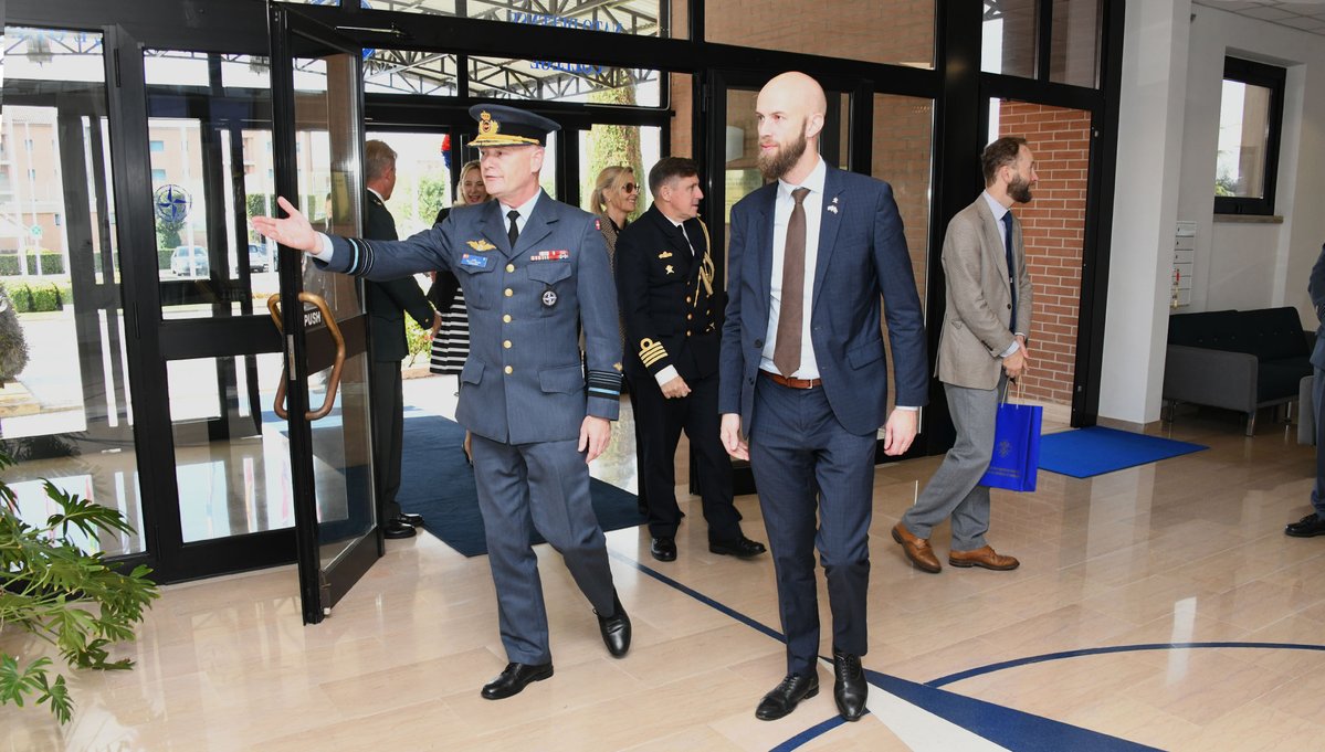 NATO_DefCollege's tweet image. 🔎Insights into Sweden’s #TotalDefence 🛡️

🇸🇪 Minister of Civil Defence @CarlOskar visited the NDC and shared astute insights into the importance of civil #defence and #resilience as key pillars of a strong and secure @NATO.

Learn more ➡️🔗ndc.nato.int/news/news.php?…

#WeAreNATO