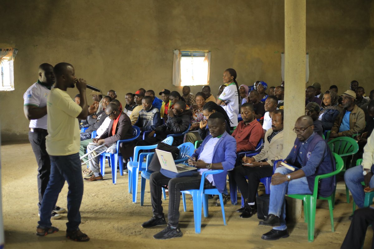relonuganda's tweet photo. Hundreds of refugees, refugee leaders &amp; other stakeholders in Kyaka II Refugee Settlement have today participated in a community dialogue towards environmental conservation

The dialogue was part our campaign: "Refugee Community Action for environmental conservation"
#environment https://t.co/8kEDA8fwja