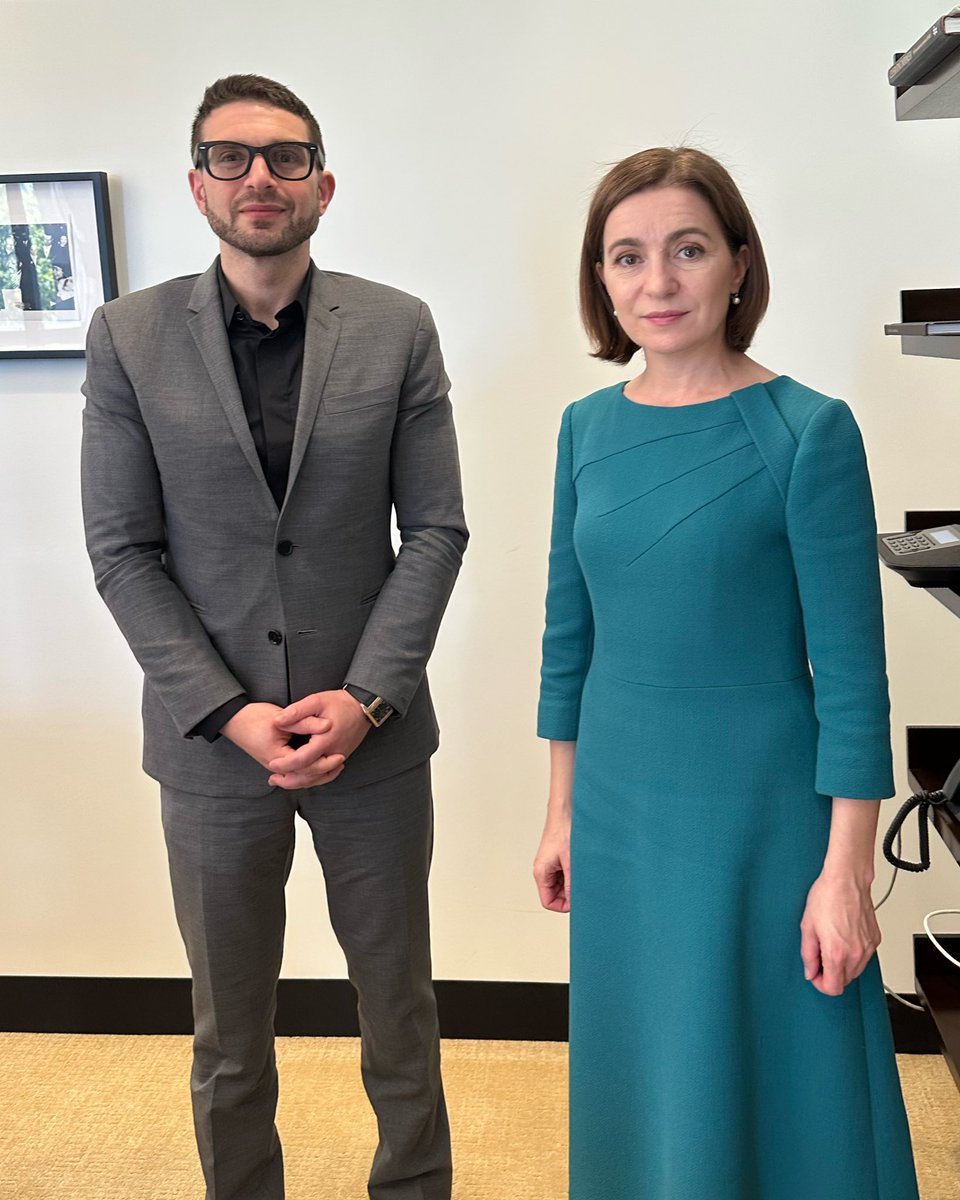 ChanceGardi's tweet photo. Fingete stupore. Il figlio di Soros incontra la presidente moldava Maia Sandu e lei "vince" il referendum pro UE per soli 744 voti. https://t.co/sZMZDYxABj