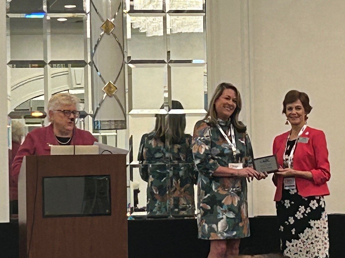 EKU_CoB's tweet photo. A BIG CONGRATULATIONS to @klbrew on winning the Spirit of ABC Award at the Association for Business Communication International Conference in Tulsa, Oklahoma! We are proud of the work she does representing the @eku &amp; @EKUOnline College of Business. #ColonelsMeanBusiness https://t.co/1MepTpYwU3