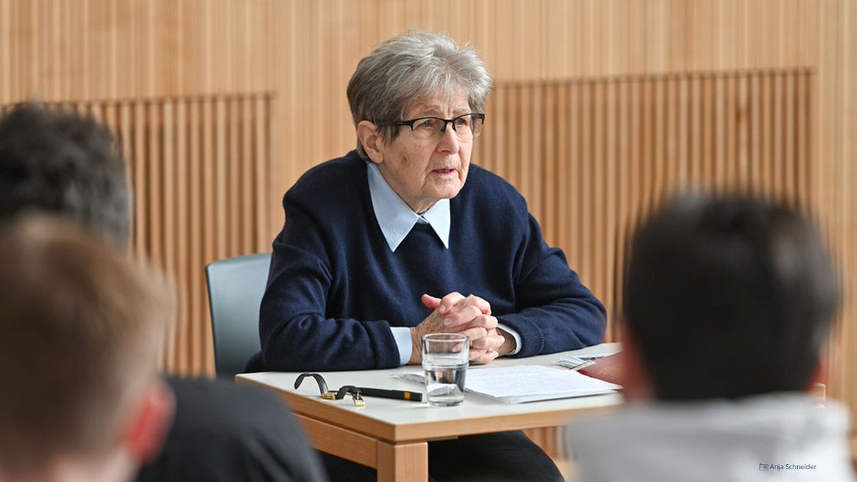 Intime Form des Gedenkens: Am 4.11. kommt die Holocaust-Überlebende Renate Aris an die #TUDresden. In der Veranstaltung erzählt sie von ihrem Leben &amp; Überleben der NS-Zeit. Anmeldung unter bystander@tu-dresden.de erforderlich. Mehr Informationen ➡ tu-dresden.de/tu-dresden/uni…
