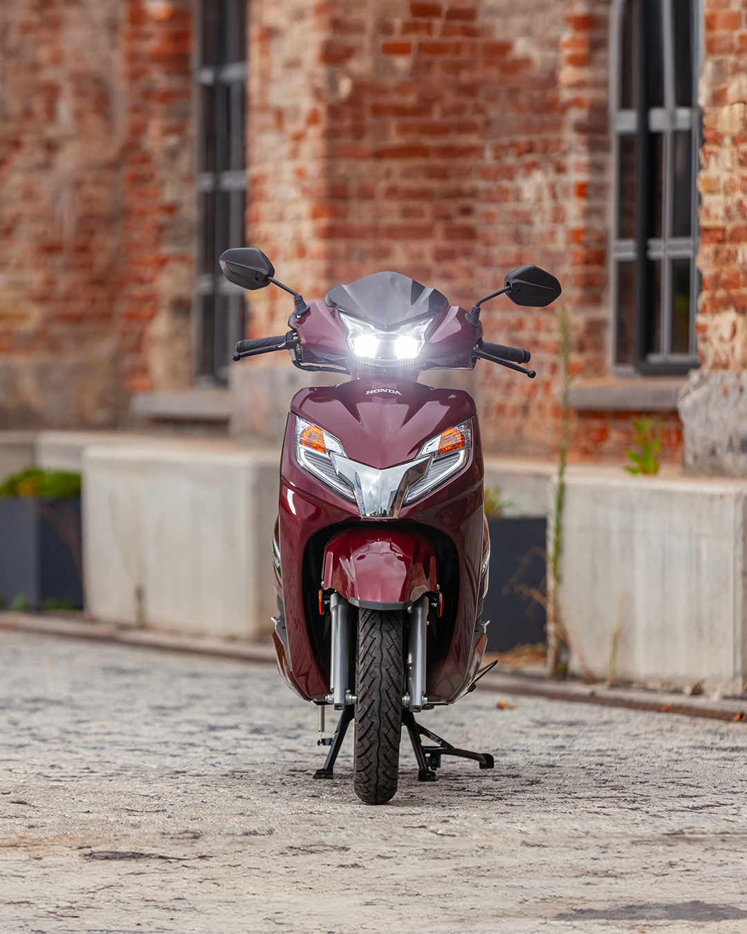 Honda Motosiklet TR on X LED on farlar Activa 125 e dinamik bir gorunum katarken gece suru lerinizde guvenle seyahat etmenizi sa lar. Activa125 HondaMotosiklet https t qvEofZ1fvg X