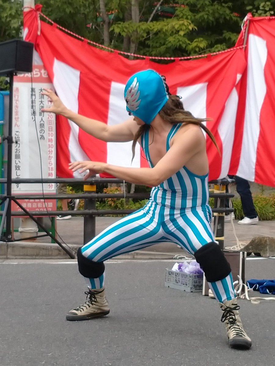 peacegentle3's tweet photo. 大須大同町人祭
60分一本勝負
マスクマスクマン���ンvs透明人間
カーン(ゴング音)
一人プロレス面白すぎる
途中リングを撤去して花魁道中が通っていくという豪華CM？含めて終始大爆笑でした
#マスクマスクマンマン
#大須大道町人祭
#一人プロレス
#コロナビール
#花魁道中 https://t.co/fD1SwfTgOW