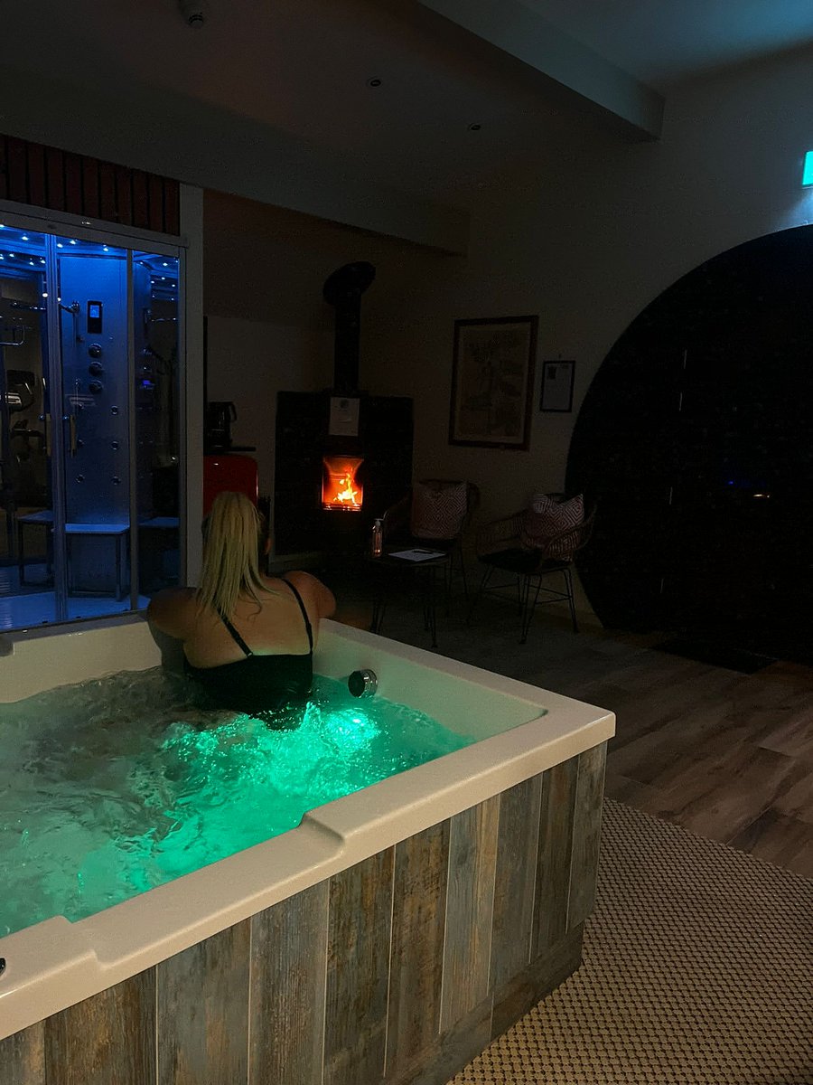 Enjoy our twilight spa treatment and relax in our outdoor jacuzzi hot tub! 🥰
£60 pp, this relaxing evening spa package includes 
1 hour Exclusive use of our Spa Facilities
A 30 minute treatment
Upgrade to 1 hour treatment for just £20!
Available every Thursday 
📞 01935 813 131