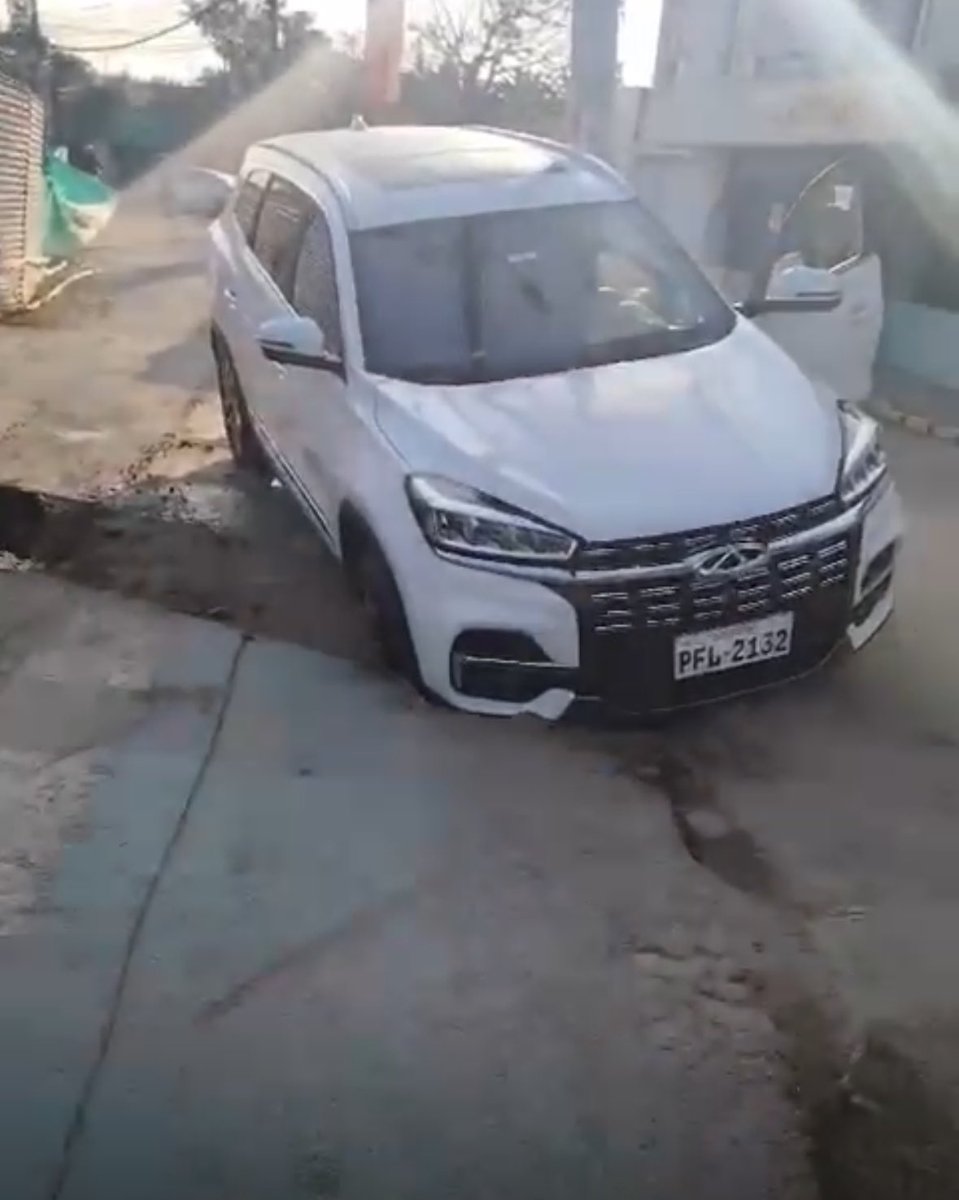 <a href="/MunicipioQuito/">Municipio de Quito</a> <a href="/pabelml/">Pabel Muñoz L.</a> <a href="/aguadequito/">Epmaps - Agua de Quito</a> un accidente más y otra congestión de tráfico por terrible ineficiencia e incapacidad de trabajo técnico por contratistas de obra en la vía Manuela Sáenz en Cumbaya. Esperamos muertes para que haya una solución ?