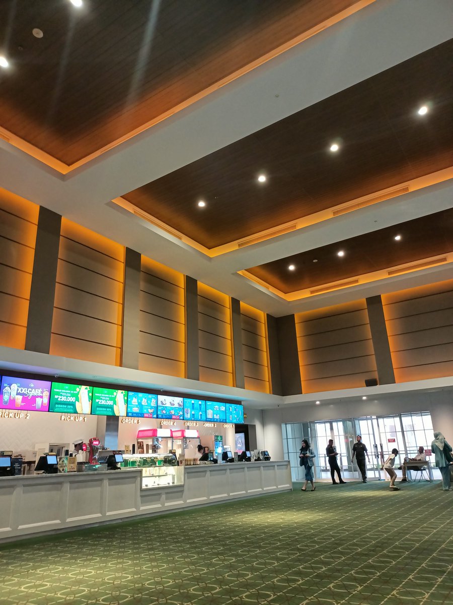 Terbiasa sering nonton di bioskop standar di Kolaka, pas balik ke kota halaman di Makassar sempat shock liat hall di bioskop XXI Nipah Mall wkwkwk... Kek berasa gimana 🤣