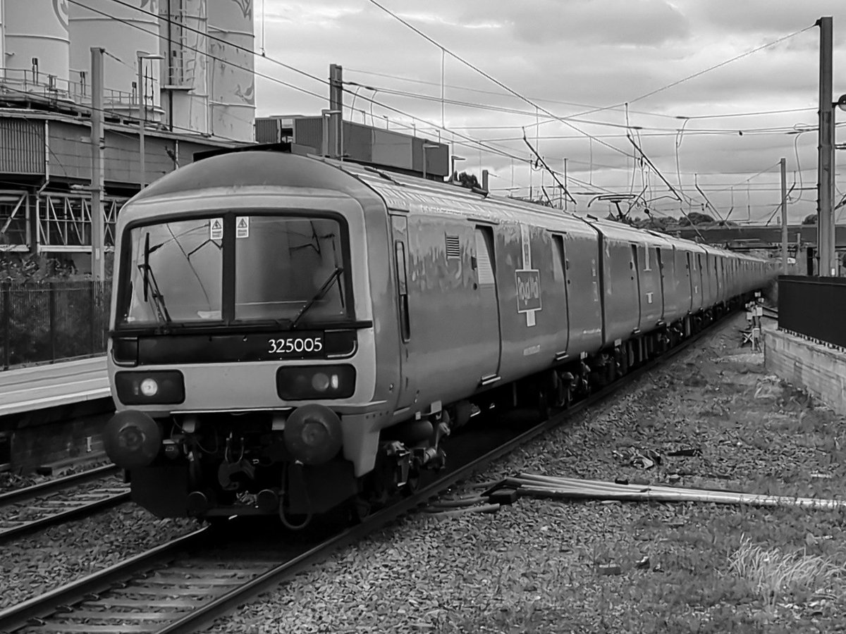 SteelCityDog_'s tweet photo. Looks like it's truly end of the line for these 🫡 #class325 #mailtrain https://t.co/3LJYJnLX6E
