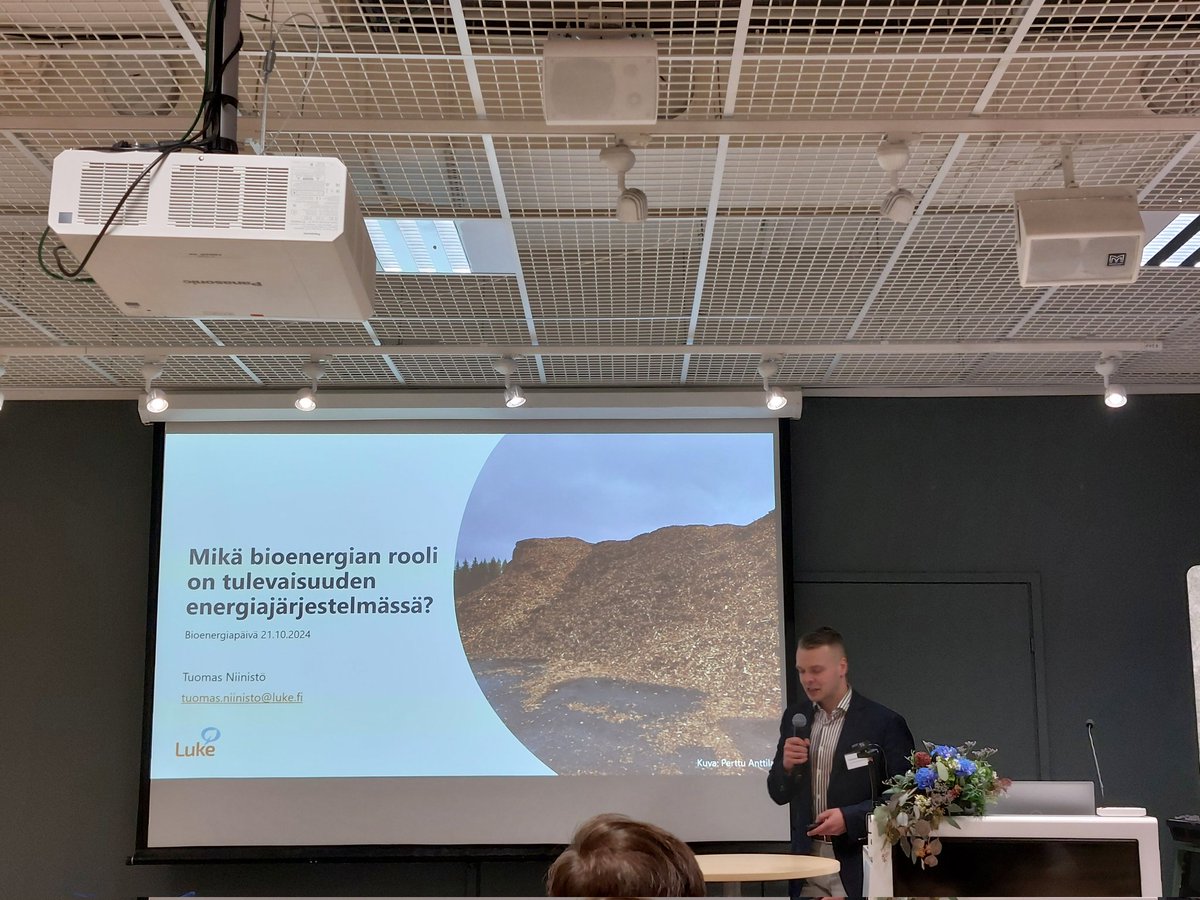 <a href="/LukeFinland/">Luonnonvarakeskus</a> <a href="/NiinistoTuomas/">Tuomas Niinistö</a> kertoo #bioenergiapäivä :ssä bioenergian roolista tulevaisuuden energiajärjestelmässä. Tarvitsemme energiapuuta vielä pitkään, sähköistyminen edistyy, mutta talvella puupolttoaineita tarvitaan edelleen!