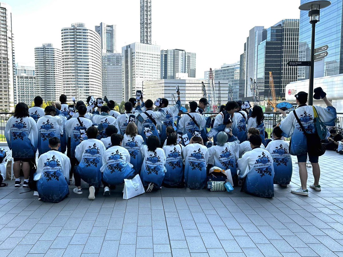 DenardMC's tweet photo. Ado Mona Lisa 「モナーリザ」　
「横浜」日本ツアーが終わった！僕たちのグループは、海外からの集まり、Adoモナリザのイベントのお祝いと、イベント中に道に迷ったときの探し合いのためにこのハッピーを着ています。 🤣🤣
最後になりましたが、　次のイベントもお楽しみに！みんなを恋しく思うよ！

僕たちの友人@hiiro011 デザインを作りました！

——

Ado Mona Lisa ｢モナーリザ｣ Japan tour on Yokohama｢横浜｣ is over! Our group wear this happi as a celebration for our gatherings from overseas, Ado’ Mona Lisa event and to find each other in case we get lost during the event! 🤣🤣

As a closing note, looking forward to the next event! going to miss everyone! 💙🎉🎊 - One for the books!!💯🎊

Designed by our friend @hiiro011 

#Ado
#Adoパペット
#モナーリザ横浜
#モナ・リザの横顔
#はちゃん
#AdoPH