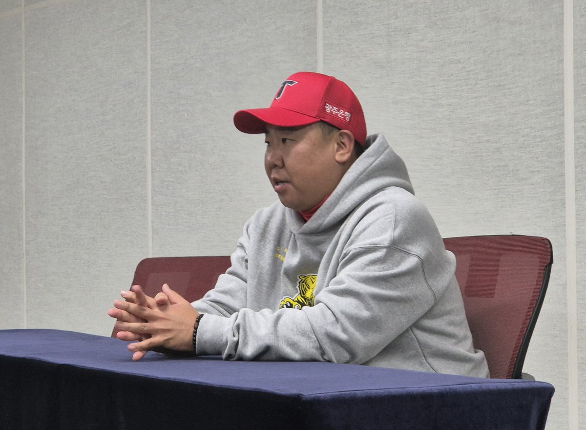 이범호 감독 : 중간에 경기 끊긴 거 우리에게 좋은 영향. 한 경기 경험한 것이라 나쁘지 않다. 또 우린 삼성 불펜 상대로 잘쳤다. 2차전 선발은 그대로 양현종.