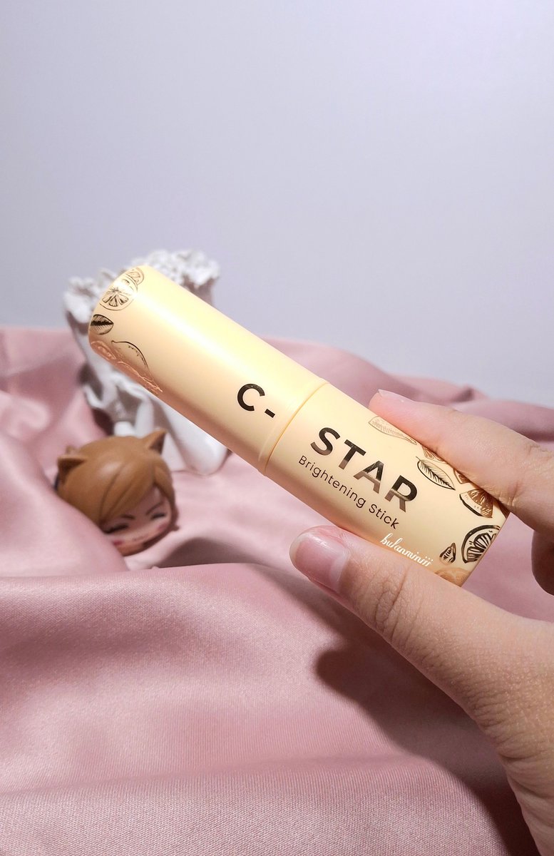 bulanminiii's tweet photo. ini tuh C - Star Brightening Stick Serum dari Starinc!
unik sihh, inceran aku dr lama soalnya kepo sama serum yang tinggal oles ini 🙂↕️
btw karena dia mengandung vit C 26%, makanya gong bgt buat mencerahkan + bagus buat dijadiin primer!
#lilmoonsreview #StarInYou #MyCstar https://t.co/Q5ANR1yjCo