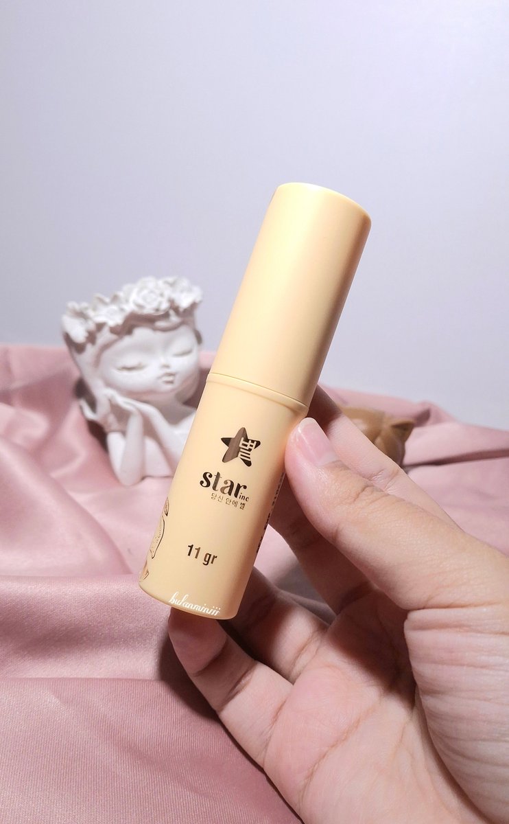 bulanminiii's tweet photo. ini tuh C - Star Brightening Stick Serum dari Starinc!
unik sihh, inceran aku dr lama soalnya kepo sama serum yang tinggal oles ini 🙂↕️
btw karena dia mengandung vit C 26%, makanya gong bgt buat mencerahkan + bagus buat dijadiin primer!
#lilmoonsreview #StarInYou #MyCstar https://t.co/Q5ANR1yjCo