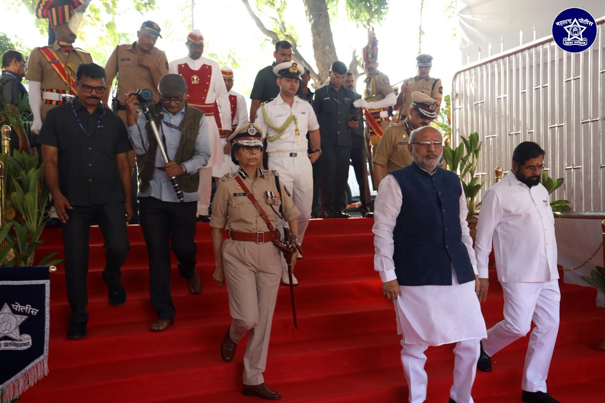स्मरण हुतात्म्यांचे!

पोलीस स्मृतिदिनानिमित्त मा. राज्यपाल श्री. सी. पी. राधाकृष्णन, मा. मुख्यमंत्री महाराष्ट्र श्री. एकनाथ शिंदे, मा. पोलीस महासंचालक श्रीमती. रश्मी शुक्ला यांनी देशासाठी आपले प्राण वेचलेल्या सर्व शहीदांना सशस्त्र पोलीस मुख्यालय, नायगाव येथे भावपूर्ण आदरांजली