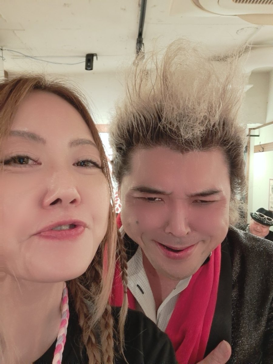 _youco's tweet photo. 【マイマイ現象】
#TheDifferent'S
マリちゃんのDavid Bowie
胸が熱くなった…
この日に聴かせてくれて
ありがとうございました💕
そしてサプライズゲスト
#MAD55 のジェネリック・チバ
ワタルン‼️
｢今日は櫻井さんも来てるな…｣
この言葉で涙がこぼれました。。。
#マイマイ さんは愛されてるなぁ〜 https://t.co/c1C0DhyNYd