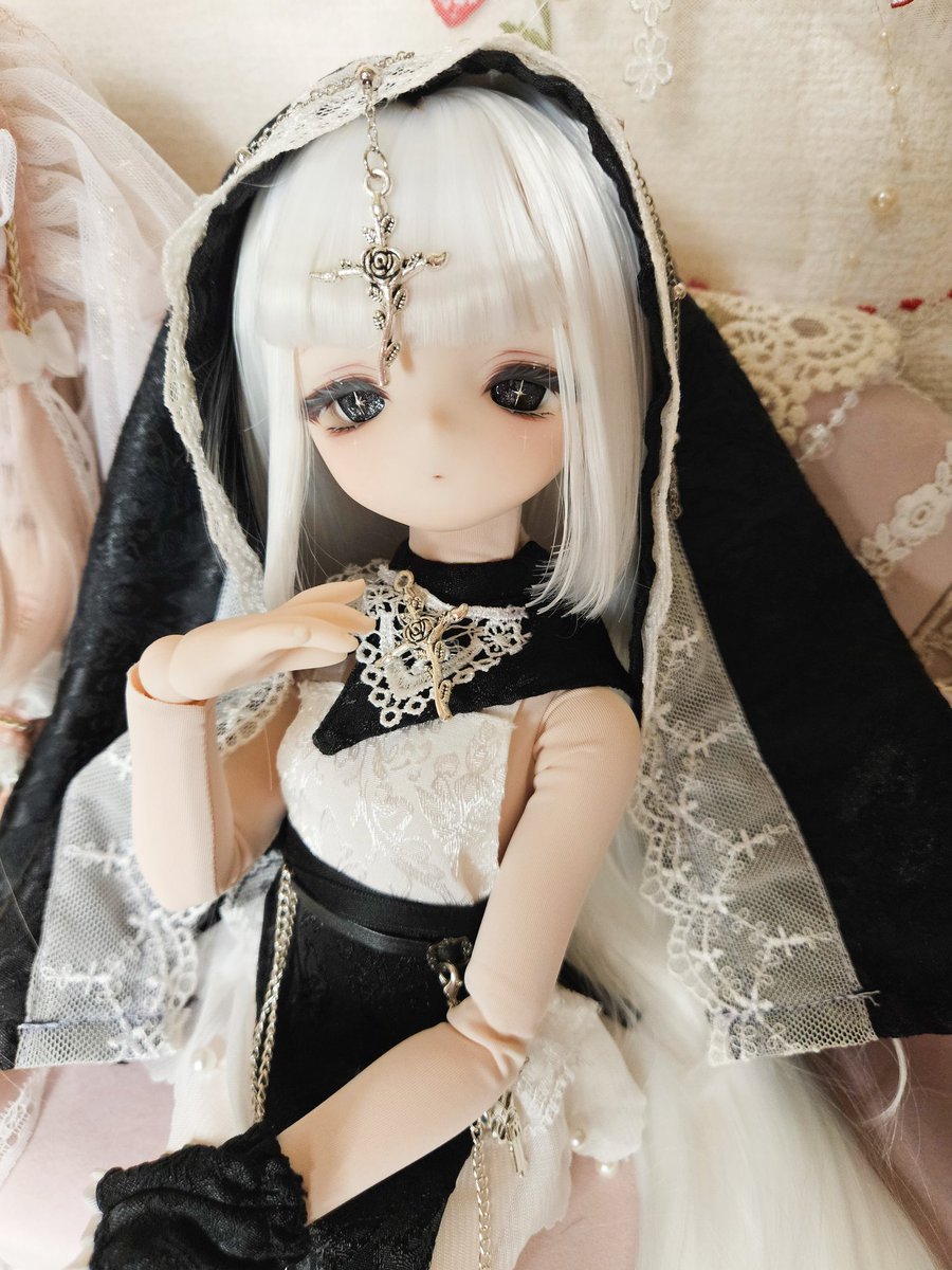 小桜みる様から2人目のこざくらっこをお迎えしました👏
うちの子にはいないタイプのとろんとしたお目目で可愛い💕
名前は詩羽(しう)ちゃんです！
聖属性でデビルハンター。儚げポヤポヤな雰囲気だけど詩桜お姉ちゃん大好き過激派。
🪽｢詩羽です…お姉ちゃんとやっと会えた｣
#こざくらっこ
#Ichiham