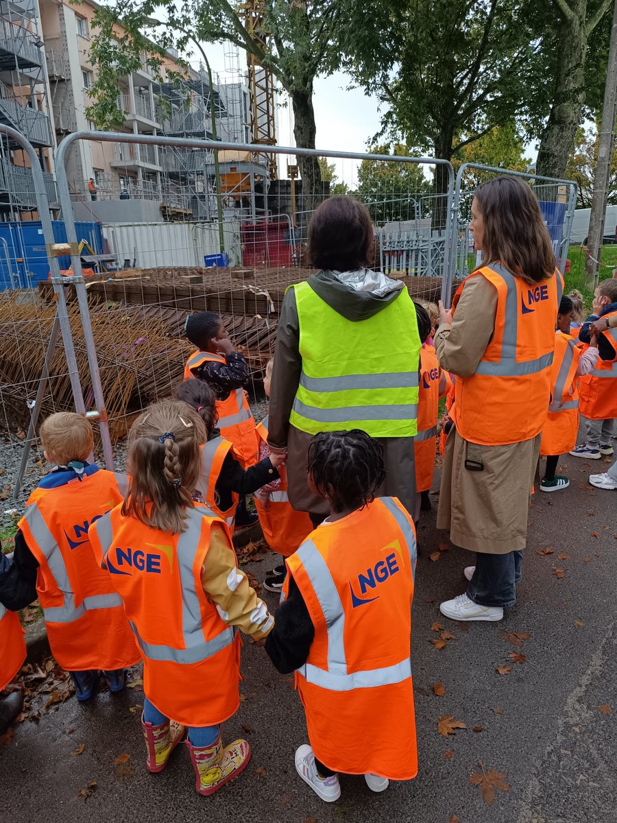 📸🏗️Visite du chantier de #réhabilitation de la Perdrière à <a href="/Laval_la_Ville/">Laval la Ville</a> organisée par <a href="/MeduaneHabitat/">Méduane Habitat</a> et <a href="/groupe_NGE/">NGE</a> pour les élèves de l'école La petite Haute Follis de Laval. Les enfants étaient heureux de découvrir en détail ce chantier situé à 500m de leur école !😊#Hlm
