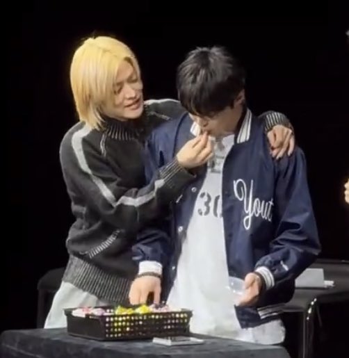 ioyudons's tweet photo. yuta feeding doyoung 🐰🍒 https://t.co/URtFa9Wem2