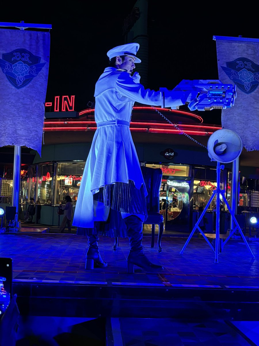 ブルーローズ隊の 銃 セデーションガン ？っていうんだっけ？？あれっ