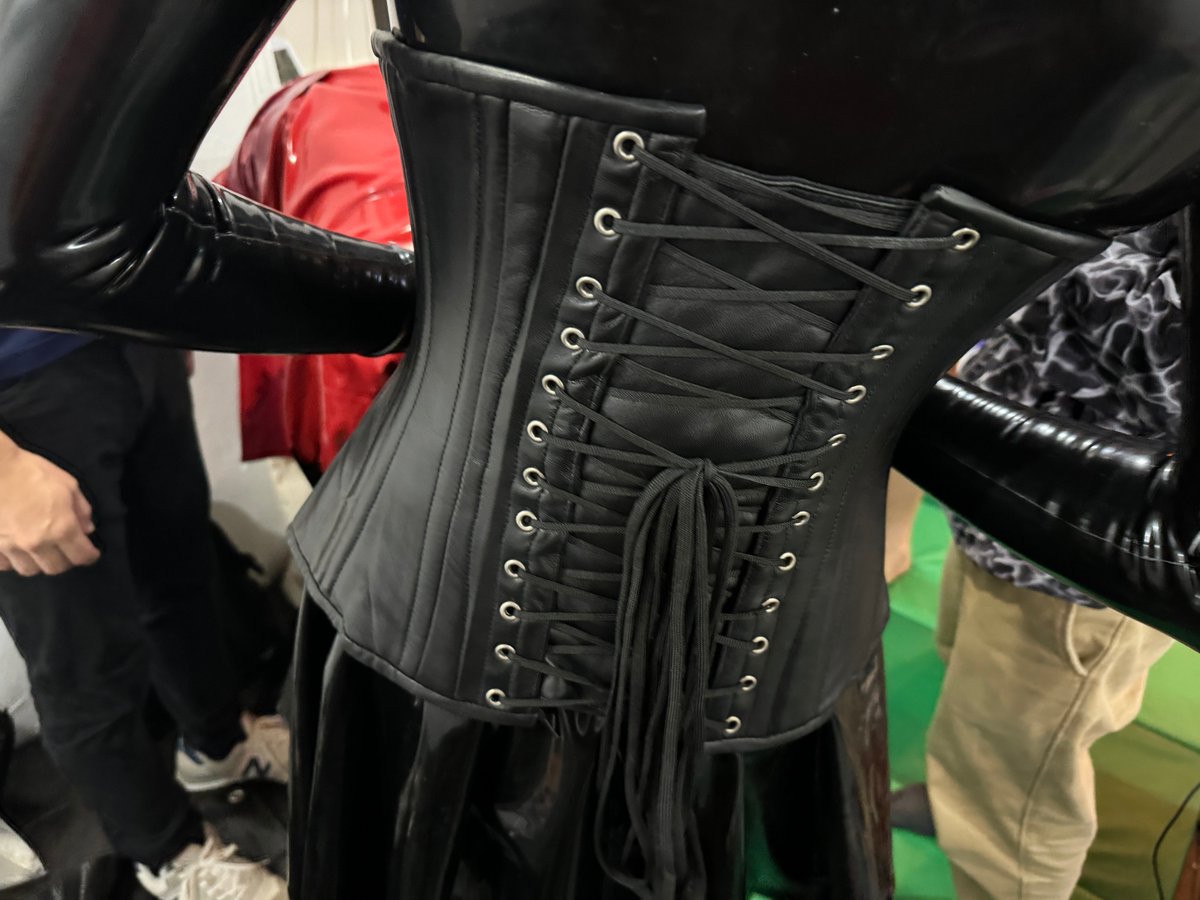 この前の #VRChatラバースーツ集会 に持っていったコルセット（ラバー