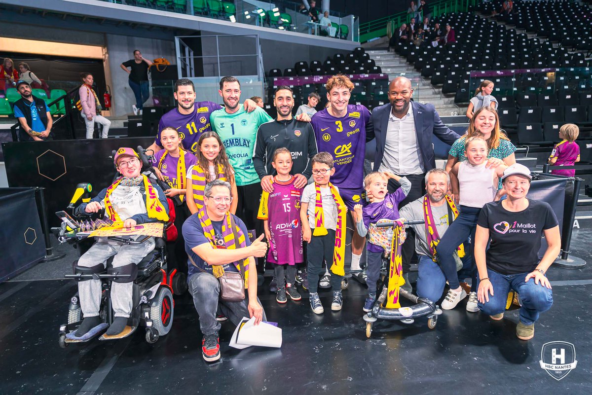 HBCNantes's tweet photo. 💫 Depuis 15 ans, le HBC Nantes et l'association @1MPV redonnent le sourire aux enfants malades. ⤵️

Hier soir, avec Malo au bord du terrain : Noé, Nathan et Pierre, en famille pour assister à HBC Nantes vs Tremblay, ont passé une soirée pleine d'émotions.

💜 De Frédéric Dole à @valerorivera en passant par @rockfeliho10, mais aussi @CyrilDumoulin, Olivier Nyokas, @NicoClaire7, @NicolasTournat  et désormais Thibaud Briet ou Aymeric Minne...

Tous, consacrent de leur temps à pérenniser ce lien avec l'association, évacuer le quotidien hospitalier et continuer de réaliser des rêves.

Le HBC Nantes envoie un maximum de force à tous ces jeunes pour continuer de s'accrocher face à la maladie.

Hier soir, vous étiez notre 8ème homme sur le terrain 💪

🙌 Le club remercie également les équipes du @CHUnantes et les bénévoles de l'association présents tout au long de l'année pour que la magie opère !

#WeHfamily