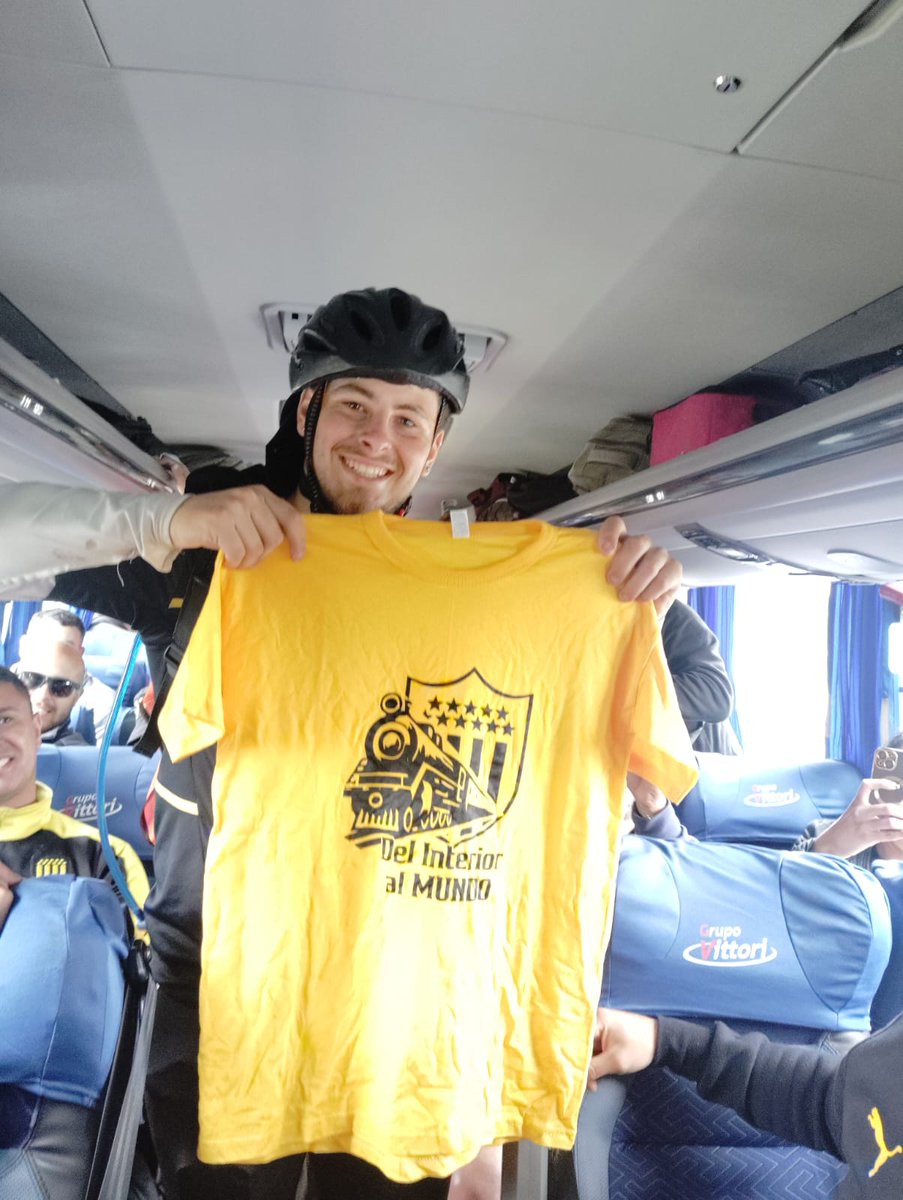 NahuelRadio's tweet photo. La Peña Marcelo Rotti de Paysandú se cruzó con Guido Ceriani a pocos kilómetros antes de llegar a Río. Los carboneros le regalaron una camiseta al arachan qué salió el 3 de octubre desde Cerro Largo y hoy llegará a Río cumpliendo su promesa de ir en bicicleta a ver a Peñarol. https://t.co/CGaTBThoeh