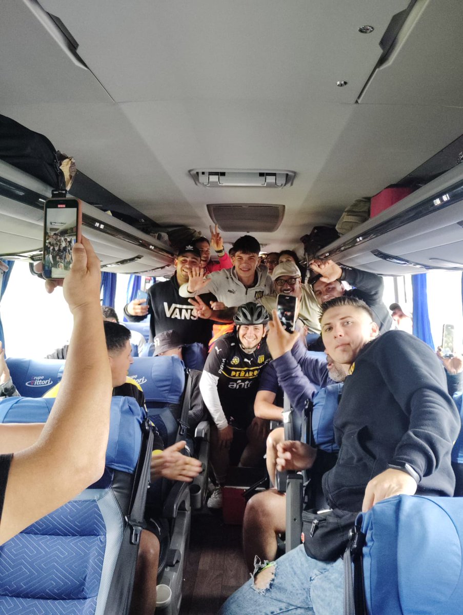 NahuelRadio's tweet photo. La Peña Marcelo Rotti de Paysandú se cruzó con Guido Ceriani a pocos kilómetros antes de llegar a Río. Los carboneros le regalaron una camiseta al arachan qué salió el 3 de octubre desde Cerro Largo y hoy llegará a Río cumpliendo su promesa de ir en bicicleta a ver a Peñarol. https://t.co/CGaTBThoeh